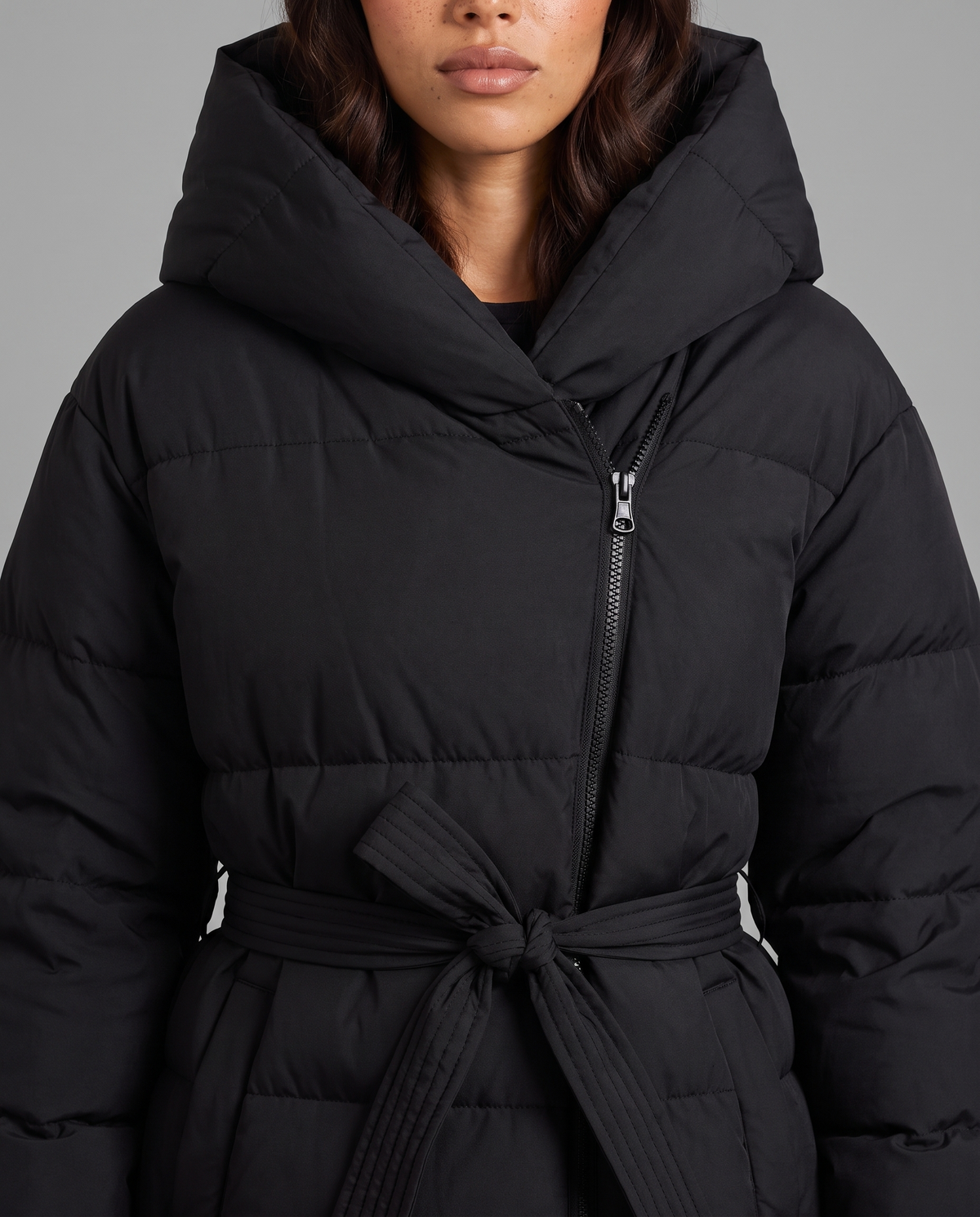 Luciana puffer coat in black – hood & zip detail